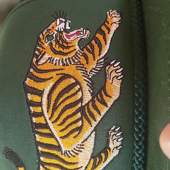 Embroidered Tiger Trucker Hat NWOT - Picture 3 of 3